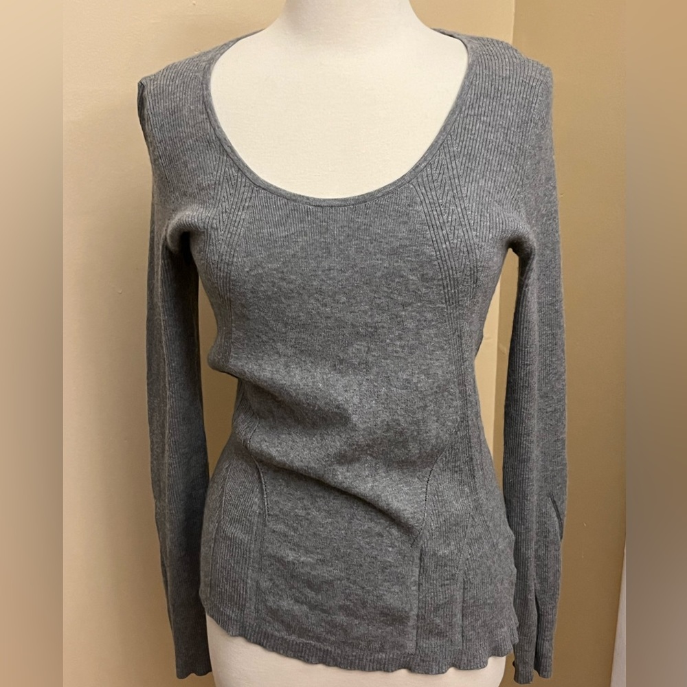 Banana Republic women’s gray scoop neck sweater. Size XL